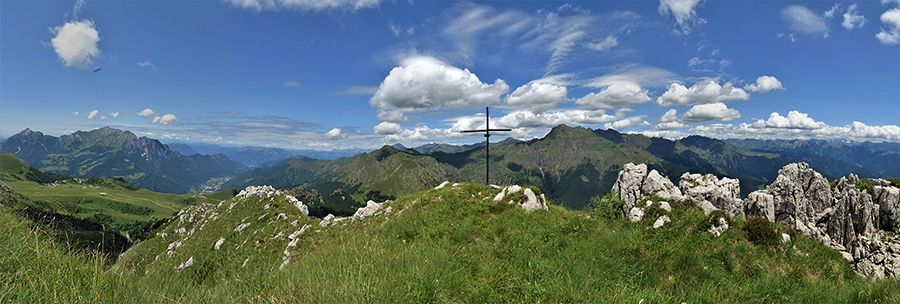 Dalla croce di vetta della Corna Grande (2089 m) panoramica ad ampio raggio
